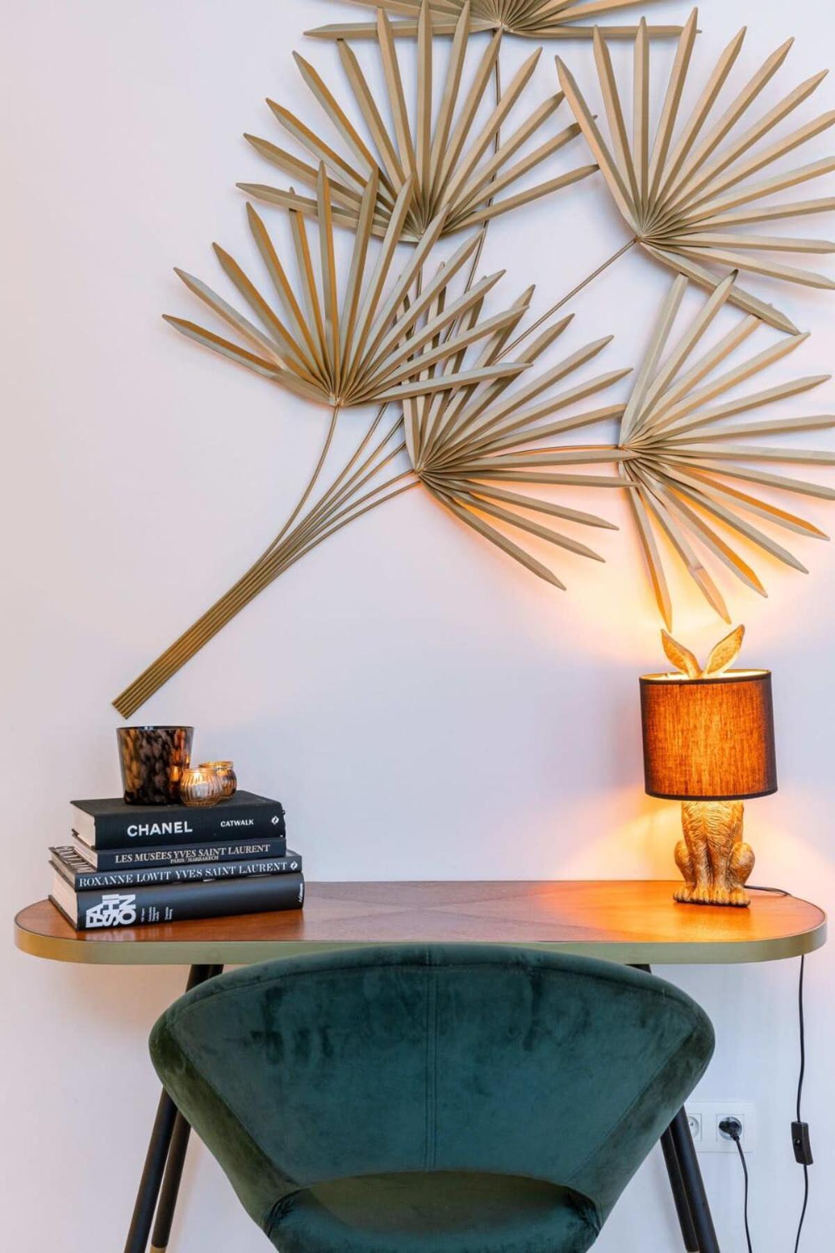 Huswell - Stylish In The Heart Of Brujas