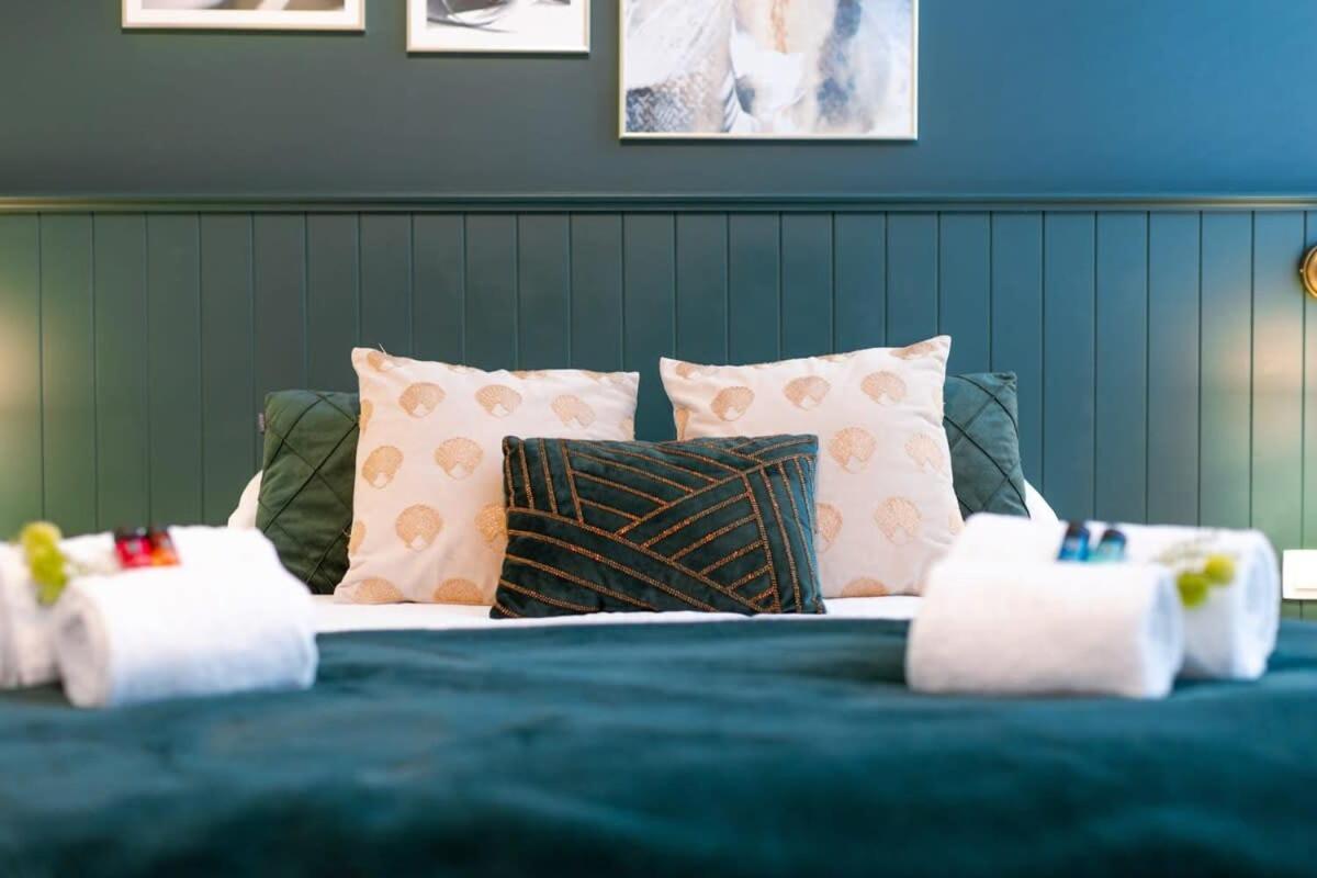 Huswell - Stylish In The Heart Of Brujas
